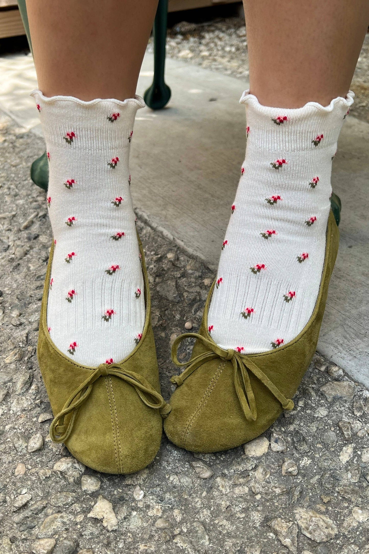Petal Ruffled Hugger Crew Socks: Cream