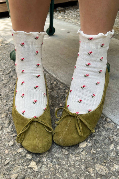 Petal Ruffled Hugger Crew Socks: Cream
