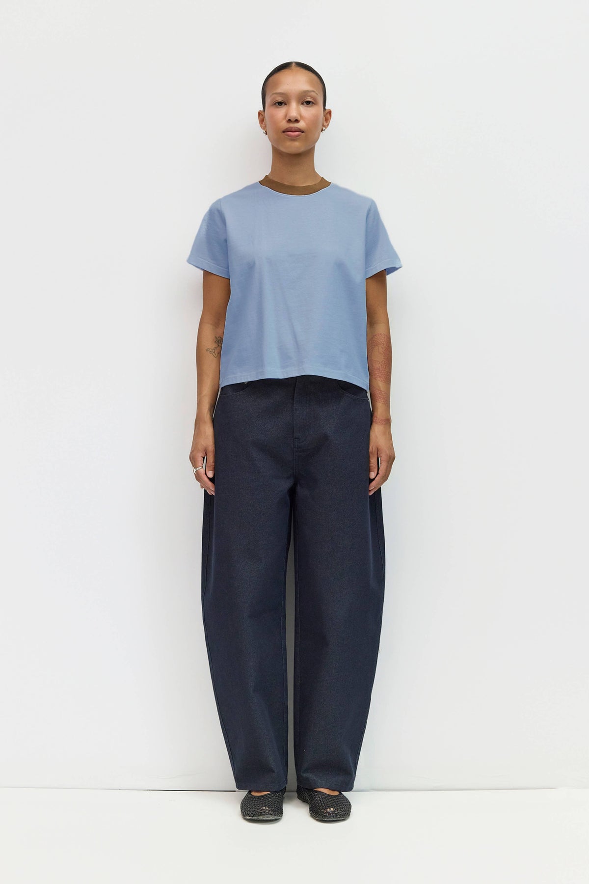 The Chloe Top | Contrast Neckband Tee: BLUE-BROWN