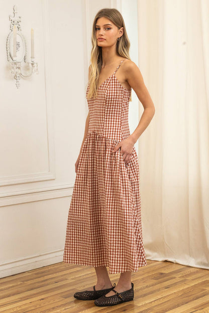 Gingham Sweetheart Midi Dress: WARM BROWN GINGHAM