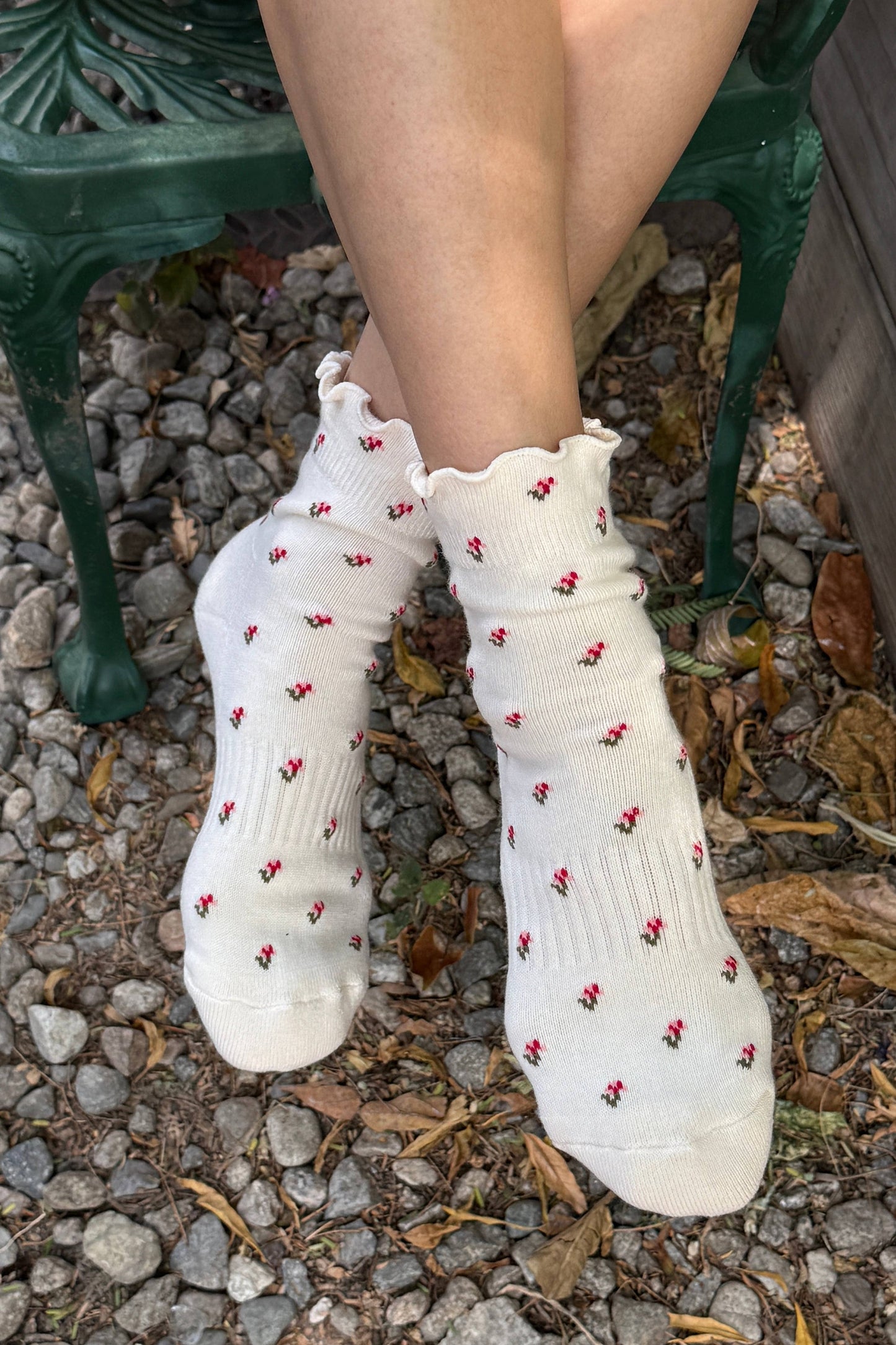 Petal Ruffled Hugger Crew Socks: Cream
