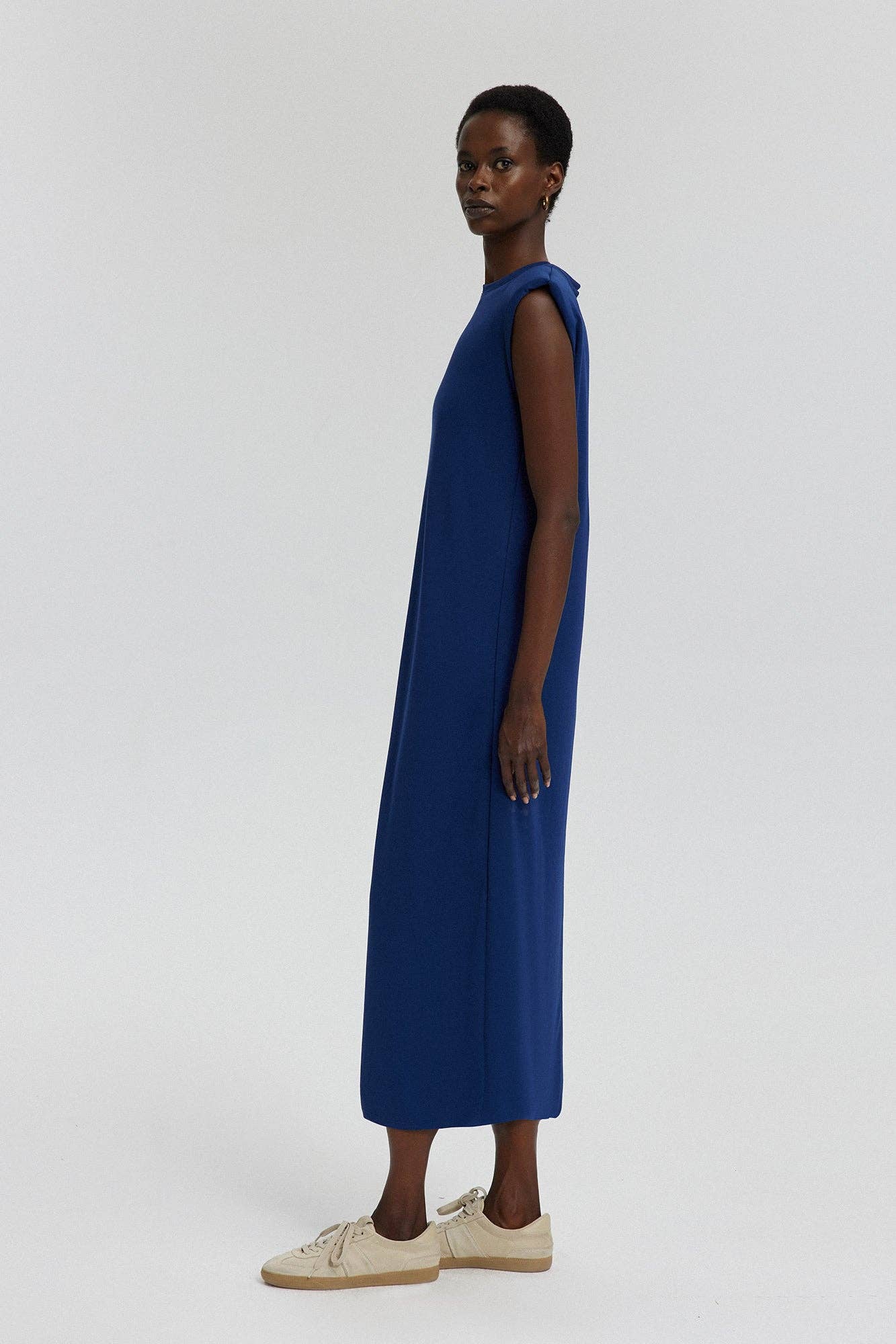 Minimal Sleeveless Maxi Dress – Crew Neck Stretch Essential: Navy Blue