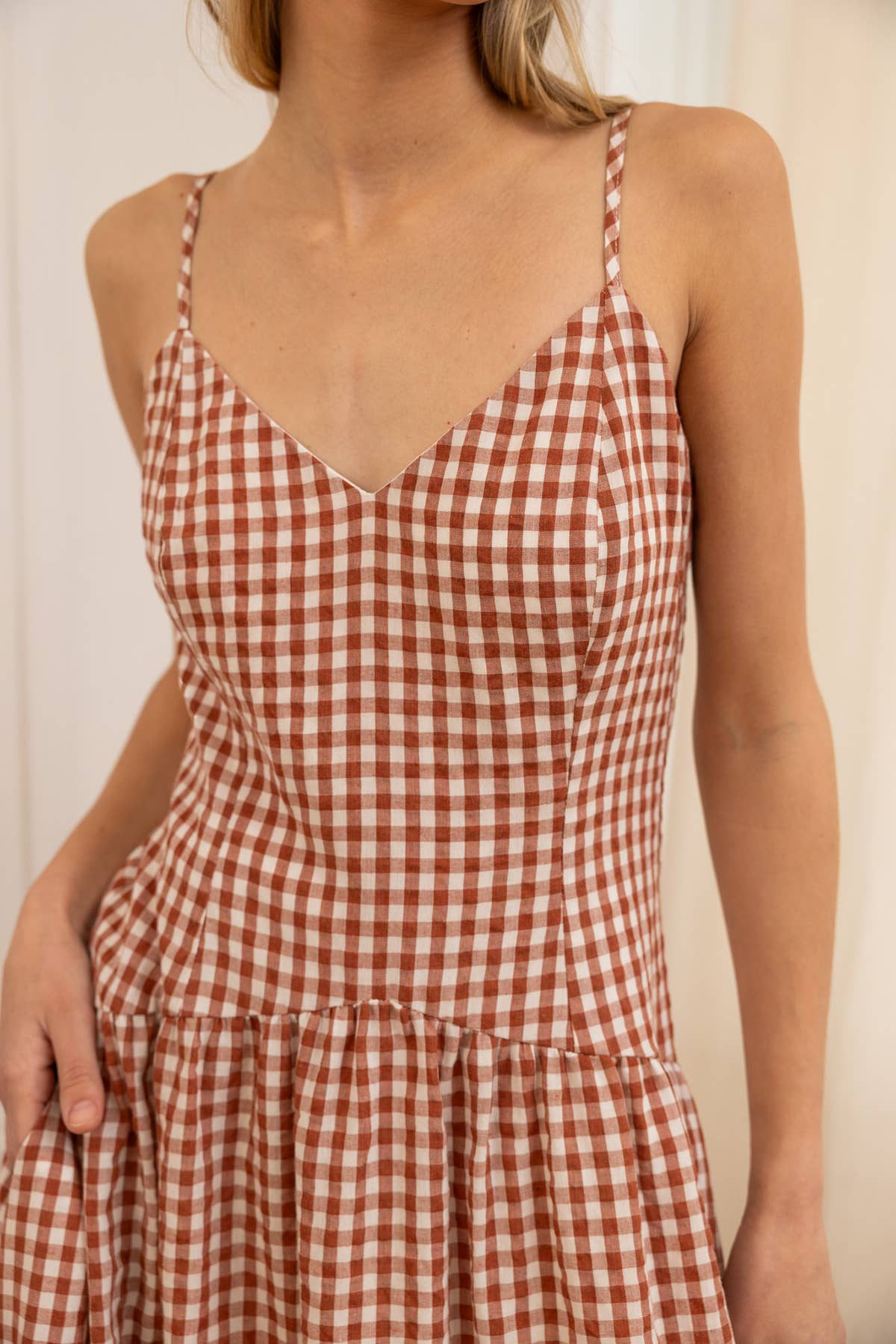 Gingham Sweetheart Midi Dress: WARM BROWN GINGHAM
