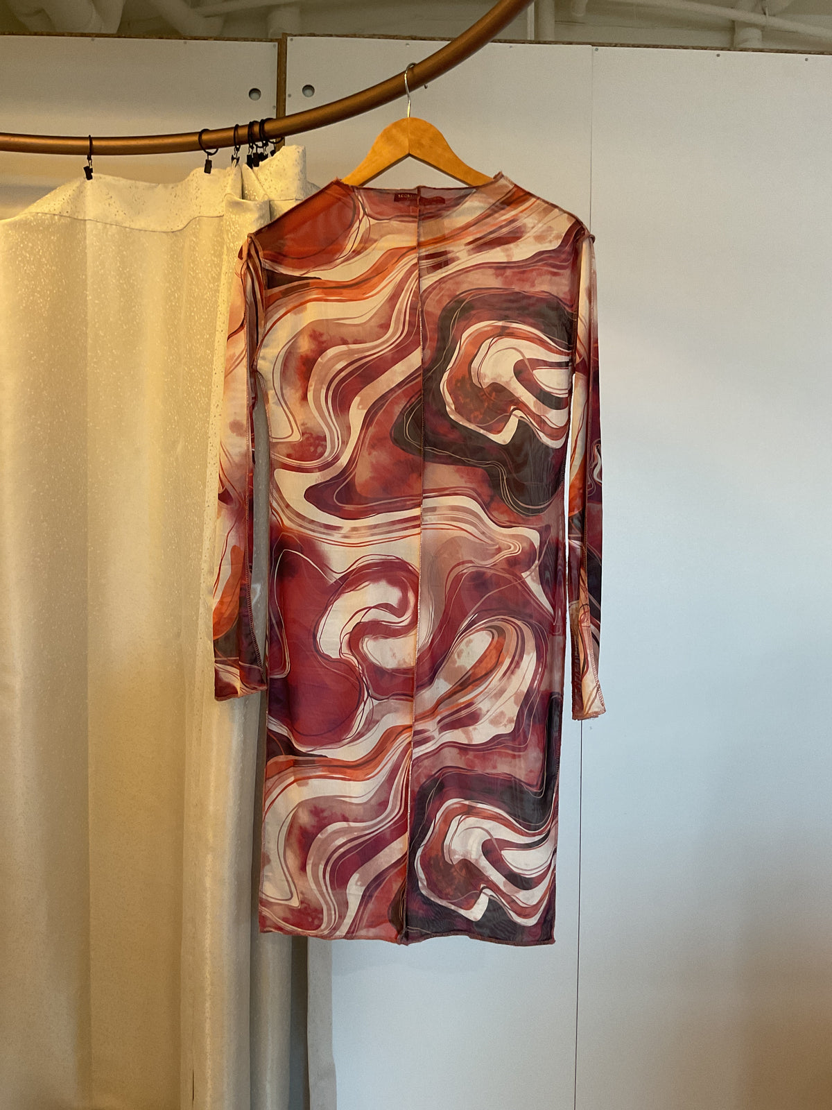 Leonor Aispuro - Mesh Red Swirls