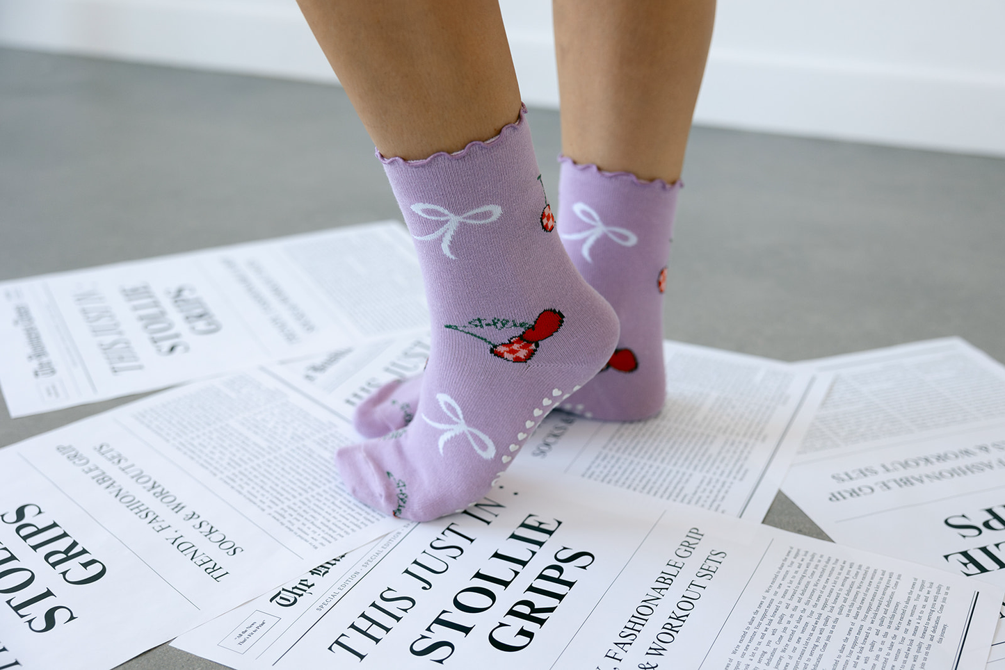 PILATES GRIP CREW SOCK | CHERRY BOW