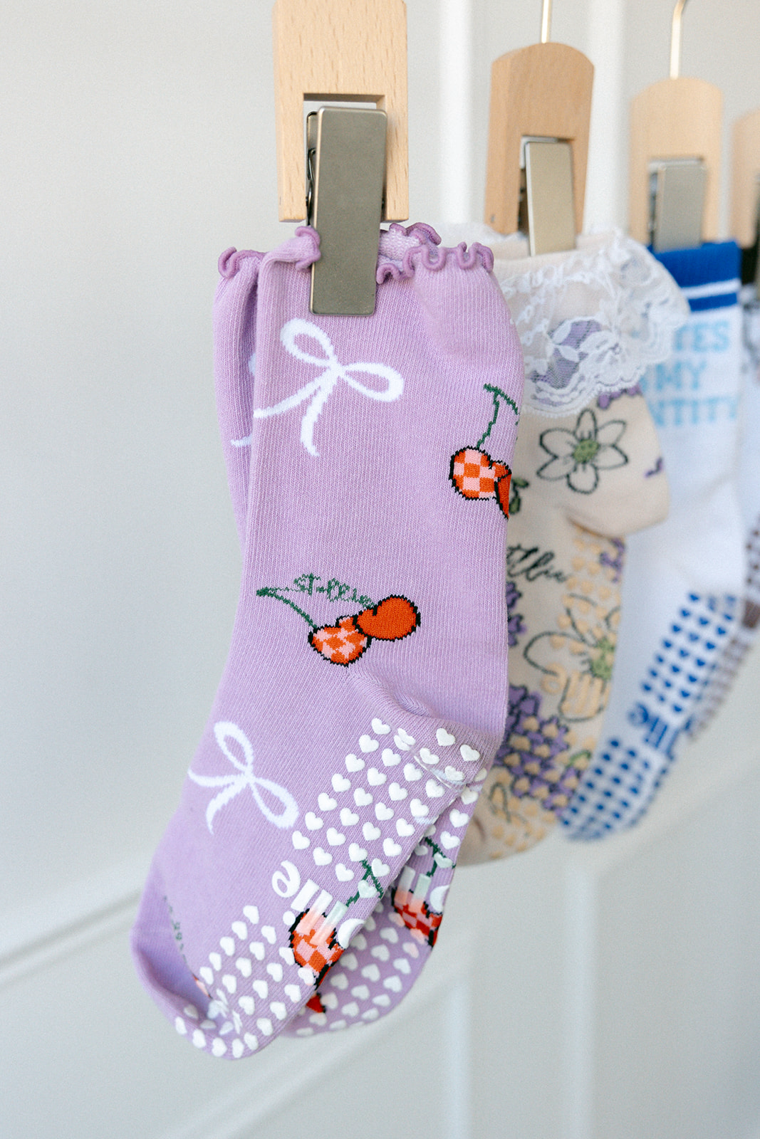 PILATES GRIP CREW SOCK | CHERRY BOW